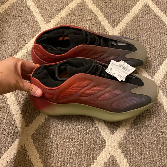 Adidas Yeezy 700 V3 "Fade Carbon" sneaker. - Picture 1 of 10